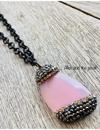 Κολιέ με κρεμαστό στοιχείο από ροζ χαλαζία και μαρκασίτη σε gun metal αλυσίδα Lisa