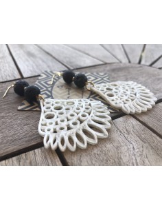 Κόσμημα σκουλαρίκια με ακρυλικό διάτρητο στοιχείο σε λευκό χρώμα και πέτρες ορυκτής Λάβας Contrasts 2