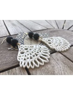 Κόσμημα σκουλαρίκια με ακρυλικό διάτρητο στοιχείο σε λευκό χρώμα και πέτρες ορυκτής Λάβας Contrasts 2