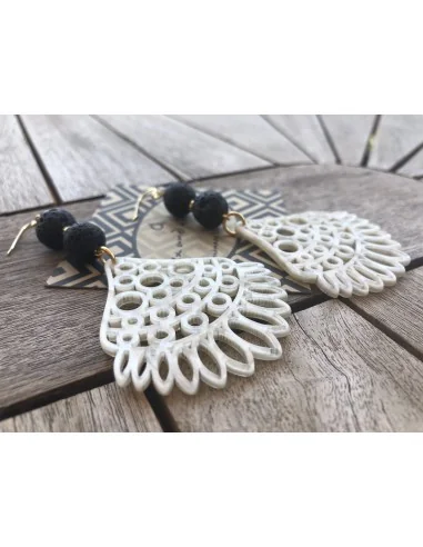 Κόσμημα σκουλαρίκια με ακρυλικό διάτρητο στοιχείο σε λευκό χρώμα και πέτρες ορυκτής Λάβας Contrasts