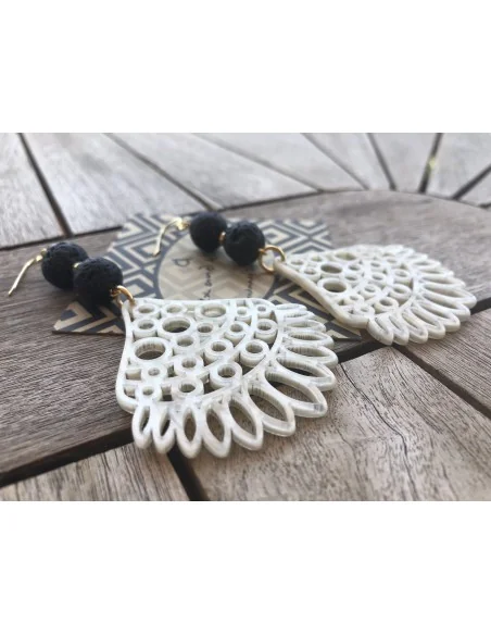 Κόσμημα σκουλαρίκια με ακρυλικό διάτρητο στοιχείο σε λευκό χρώμα και πέτρες ορυκτής Λάβας Contrasts