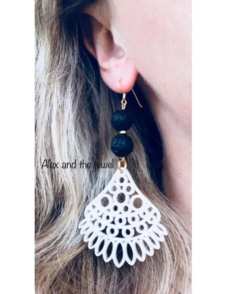 Κόσμημα σκουλαρίκια με ακρυλικό διάτρητο στοιχείο σε λευκό χρώμα και πέτρες ορυκτής Λάβας Contrasts