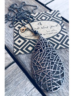 Κρεμαστό διάτρητο οβάλ ασημί στοιχείο δεμένο σε ασημί αλυσίδα διαμαντικοπής Labyrinth