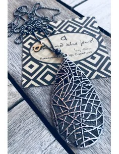 Κρεμαστό διάτρητο οβάλ ασημί στοιχείο δεμένο σε ασημί αλυσίδα διαμαντικοπής Labyrinth