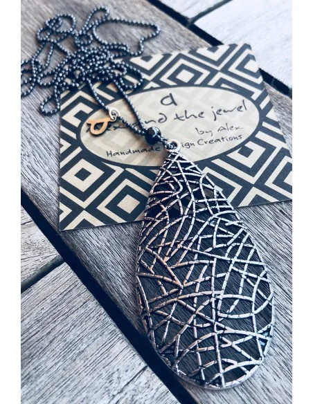 Κρεμαστό διάτρητο οβάλ ασημί στοιχείο δεμένο σε ασημί αλυσίδα διαμαντικοπής Labyrinth