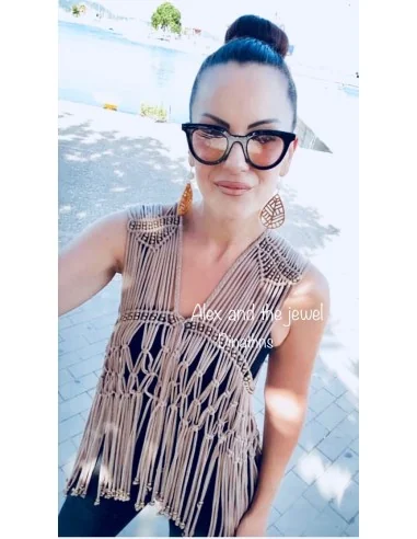 Κόσμημα σκουλαρίκια με στοιχείο σε καφέ ανοικτό, λευκή πέτρα Χαολίτη και κούμπωμα καρφί από επιχρυσωμένο ατσάλι Maya