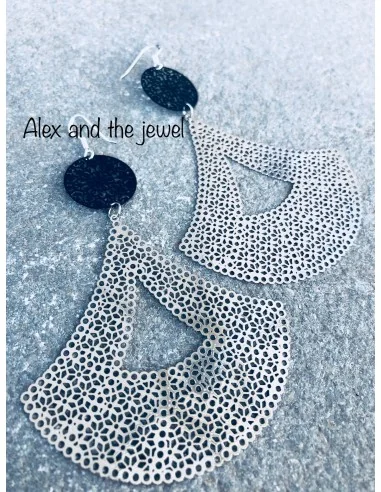 Κόσμημα σκουλαρίκια σε ροζ χρυσό ή ασημί χρώμα, συνδυασμένο με μαύρο φιλιγκρί Swings