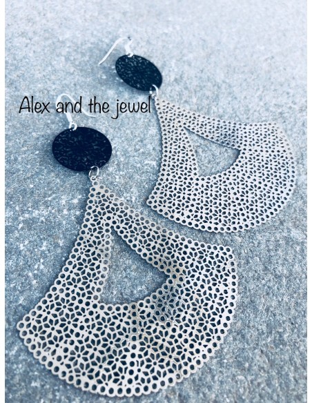 Κόσμημα σκουλαρίκια σε ροζ χρυσό ή ασημί χρώμα, συνδυασμένο με μαύρο φιλιγκρί Swings