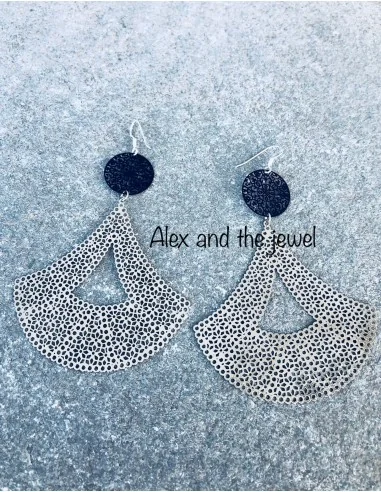 Κόσμημα σκουλαρίκια σε ροζ χρυσό ή ασημί χρώμα, συνδυασμένο με μαύρο φιλιγκρί Swings