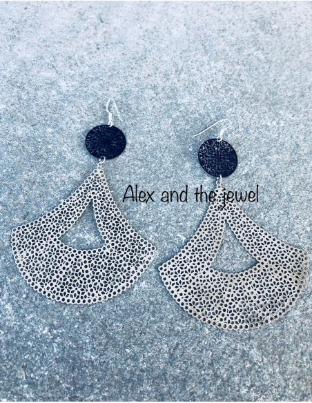 Κόσμημα σκουλαρίκια σε ροζ χρυσό ή ασημί χρώμα, συνδυασμένο με μαύρο φιλιγκρί Swings