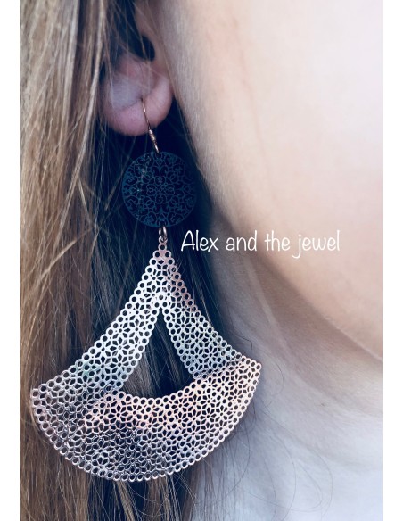 Κόσμημα σκουλαρίκια σε ροζ χρυσό ή ασημί χρώμα, συνδυασμένο με μαύρο φιλιγκρί Swings