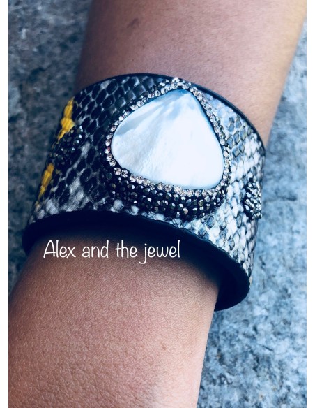 Εντυπωσιακό φαρδύ βραχιόλι με αυξομείωση από δέρμα φιδιού σε μπλε, πέτρες μαρκασίτη και φίλντισι Anakonda