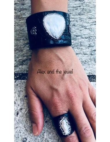 Εντυπωσιακό φαρδύ βραχιόλι με αυξομείωση από δέρμα φιδιού σε μπλε, πέτρες μαρκασίτη και φίλντισι Ofis