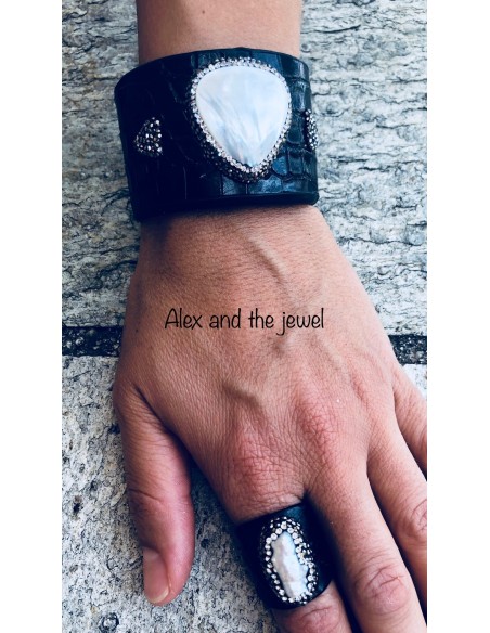 Εντυπωσιακό φαρδύ βραχιόλι με αυξομείωση από δέρμα φιδιού σε μπλε, πέτρες μαρκασίτη και φίλντισι  Ofis