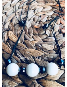 Κολιέ από ημιπολύτιμες πέτρες Αχάτη και Αιματίτη και πέττρες Αιματίτη σε λευκό και ανθρακί σε κορδόνι με αυξομείωση