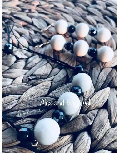 Κολιέ από ημιπολύτιμες πέτρες Αχάτη και Αιματίτη και πέττρες Αιματίτη σε λευκό και ανθρακί σε κορδόνι με αυξομείωση